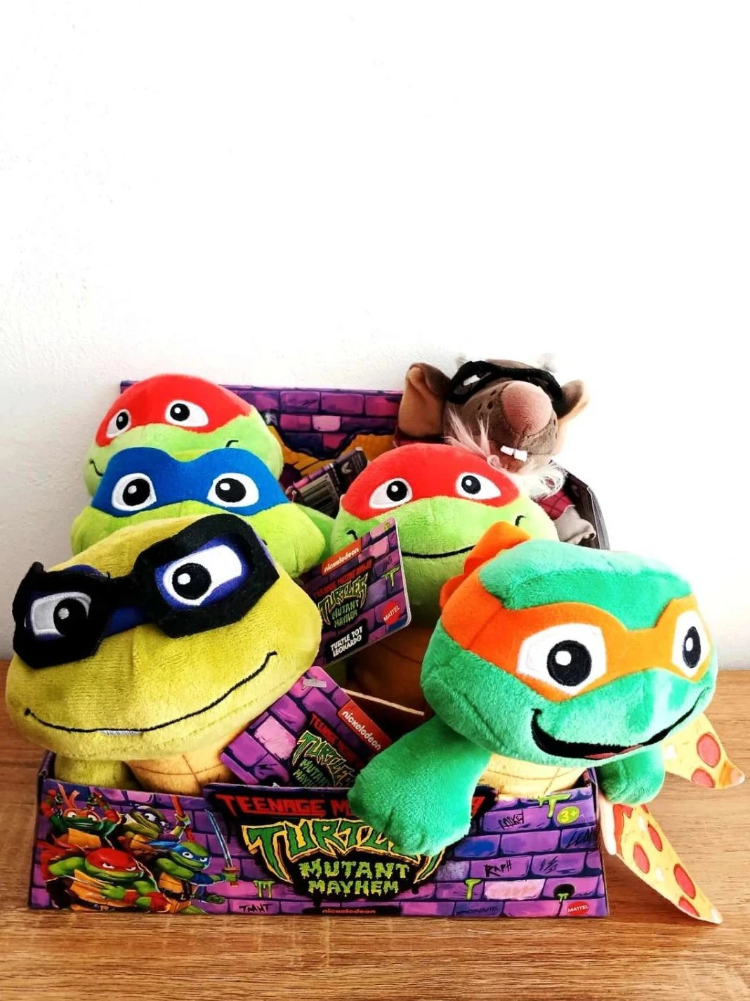 Lot de 6 peluches 16 cm TMNT Mutant Mayhem en display Nickelodeon
